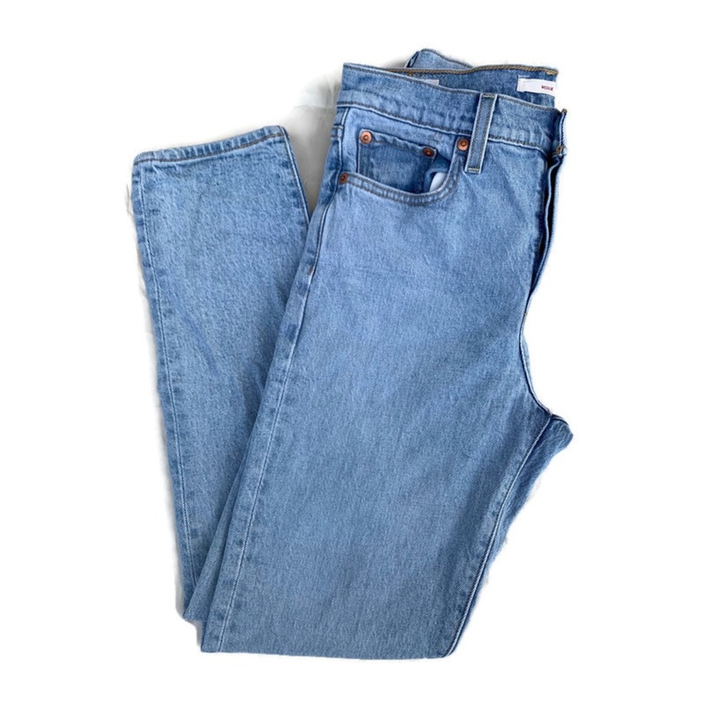 Levi’s Premium Wedgie Straight Leg Light Wash Denim Jeans 26